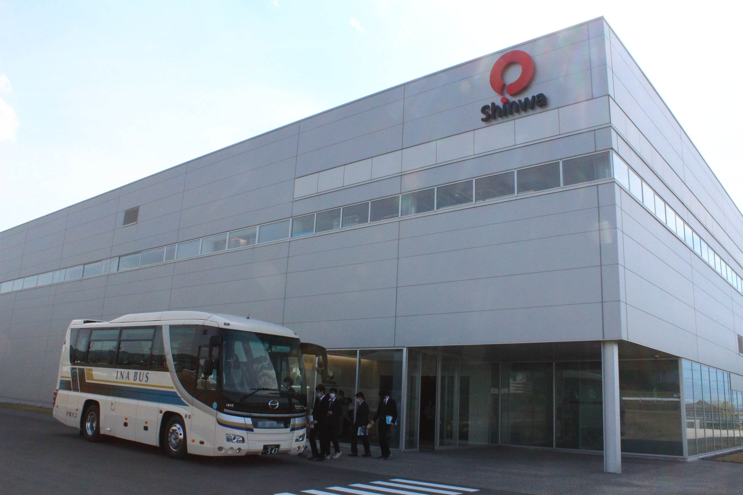 「伸和コントロールズ株式会社」を機械システム学科１年生が訪問しました